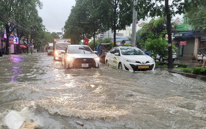 CLIP: Nước cuồn cuộn chảy trên đường phố ở Đồng Nai sau mưa lớn