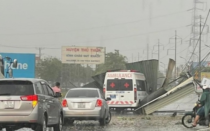 Mưa lốc ở Long An thổi mái tôn đụng xe cứu thương, giao thông ùn tắc nhiều giờ