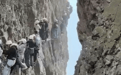 Độc lạ "tắc núi" ở Trung Quốc, du khách chôn chân giữa vách đá thẳng đứng