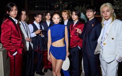 Bức hình gây sốt Met Gala 2024: Jennie một mình đứng giữa 8 "nam thần" nhà JYP, sức mạnh Kpop được triệu hồi!