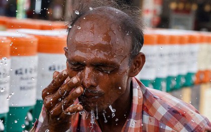 Chùm ảnh: Nắng nóng tới 53 độ C tại quốc gia châu Á gây khủng hoảng, ít nhất 36 người tử vong