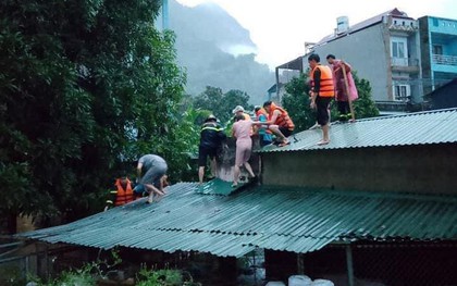 Hà Giang chìm trong biển nước, dân trèo lên mái nhà chờ giải cứu