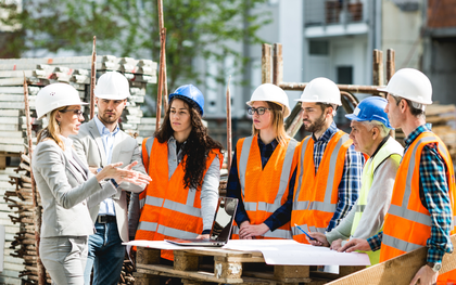 Người trẻ quay sang làm công nhân, thợ hàn, TikToker part-time… vì bằng đại học mất giá, thu nhập văn phòng không bằng dân lao động