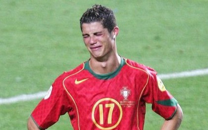 Ngày Ronaldo òa khóc như đứa trẻ ở EURO 2004