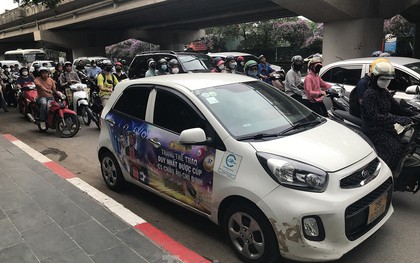 Xe taxi dán logo quảng cáo web cờ bạc nghênh ngang diễu phố Hà Nội