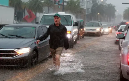 Mưa lớn gây lũ lụt nghiêm trọng, chính quyền bang Florida ban bố tình trạng khẩn cấp