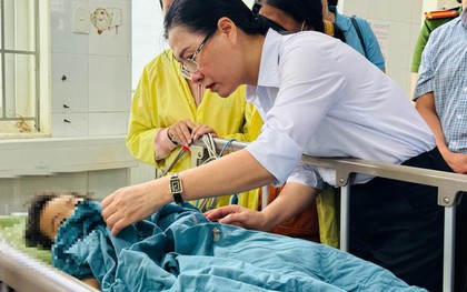 Bí thư Tỉnh ủy Quảng Ngãi thăm 2 cháu bé trong vụ thảm án cả gia đình