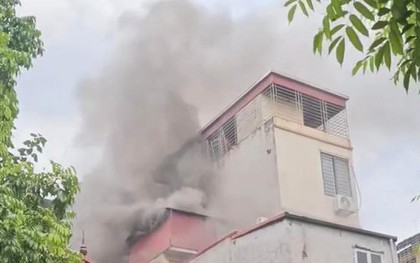 Hà Nội: Hỏa hoạn tại ngôi nhà ở quận Cầu Giấy, cột khói bốc nghi ngút