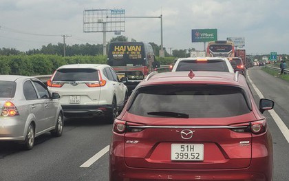 Kẹt xe kinh hoàng trên tuyến cao tốc TP HCM - Long Thành và Quốc lộ 51