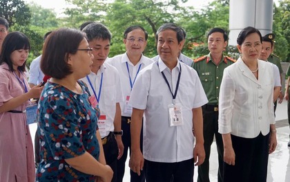 Bộ trưởng Bộ GD-ĐT Nguyễn Kim Sơn động viên thí sinh, cán bộ làm thi tốt nghiệp THPT