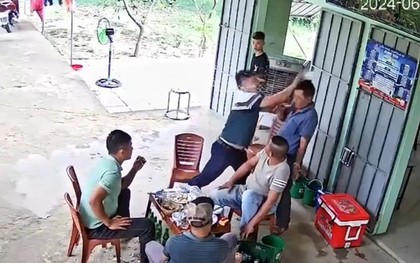 VIDEO: Cán bộ xã cầm cốc bia đánh vào đầu người khác tại quán nhậu