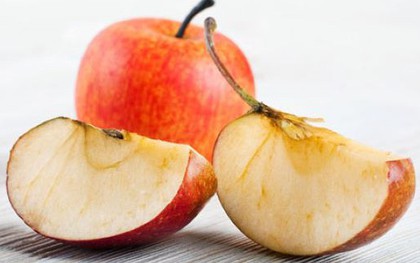 Gọt táo xong bị thâm thì có ăn được không? Mẹo khắc phục đơn giản mà hiệu quả, không phải ai cũng biết