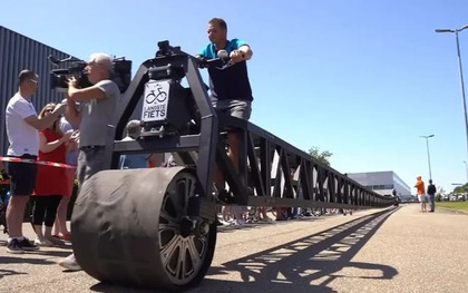 Quái vật kim loại dài 55 mét: Xe đạp dài nhất thế giới phá vỡ kỷ lục Guinness