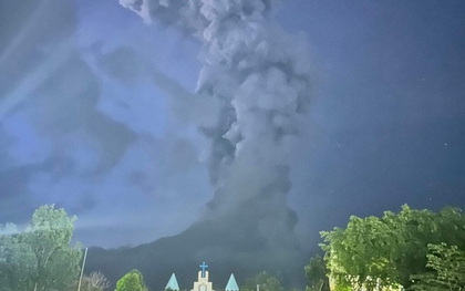 Núi lửa Philippines phun trào khiến dân sơ tán khẩn cấp, nhiều chuyến bay bị hủy