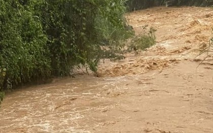 Lào Cai: Chồng đau đớn nhìn vợ và con trai 2 tuổi bị mưa lũ cuốn trôi