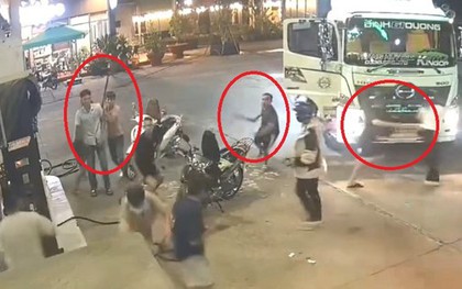 Clip: Nhóm người mang hung khí 'đánh úp' nhân viên cây xăng ở Bình Dương
