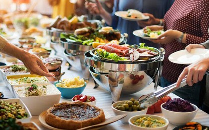 Tại sao nhân viên nhà hàng buffet liên tục dọn đĩa ăn?