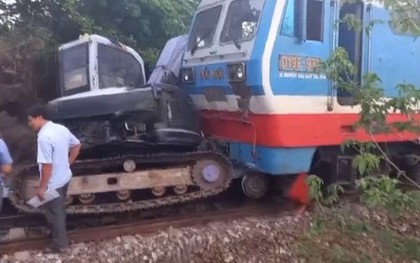 Tàu hỏa SE 10 tông vào máy xúc, đường sắt Bắc - Nam qua Bình Thuận gián đoạn