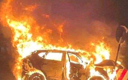 Xe ô tô đâm vào dải phân cách, bốc cháy trong đêm ở Hải Phòng