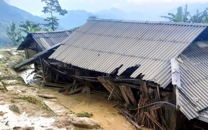 Hà Giang mưa sầm sập từ đêm tới sáng, bùn đất vùi lấp nhà dân