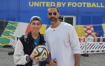 Huyền thoại MU Rio Ferdinand vỗ tay không ngớt trước màn biểu diễn của VĐV Việt Nam - Phát Freestyle