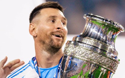 Messi lập kỷ lục sở hữu nhiều danh hiệu nhất lịch sử bóng đá thế giới, vượt trội so với Ronaldo