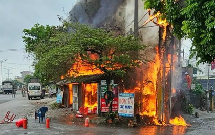 Vĩnh Phúc: Cháy ngùn ngụt tại 1 cửa hàng giữa lúc trời mưa, lửa lan sang cổng chào bên cạnh