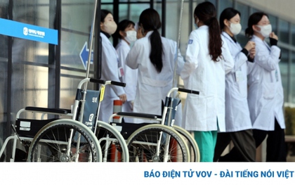 Hàn Quốc giải quyết đơn xin thôi việc của gần 7.700 bác sĩ thực tập
