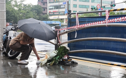 Ám ảnh tang thương từ vụ "xe điên" gây náo loạn đường phố ở trung tâm Seoul: Người dân đặt hoa tưởng niệm, hoàn cảnh các nạn nhân được tiết lộ