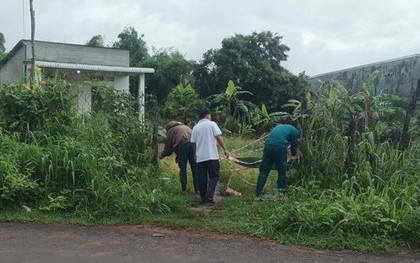 Thi thể người phụ nữ bị quấn chặt, đốt cháy trong nhà vệ sinh ở Bình Phước