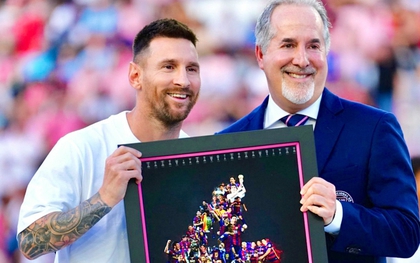 Messi được vinh danh là cầu thủ có nhiều danh hiệu nhất lịch sử bóng đá, khoảnh khắc 45 cậu bé cầm 45 danh hiệu của Messi gây sốt MXH