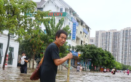 "Ốc đảo triệu đô" ngập sâu, người dân vật vã lội nước đi làm