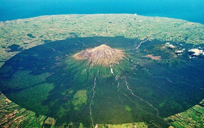 Tại sao núi Taranaki ở New Zealand lại có ranh giới gần như hình tròn hoàn hảo, giống như được tạo ra bởi con người?