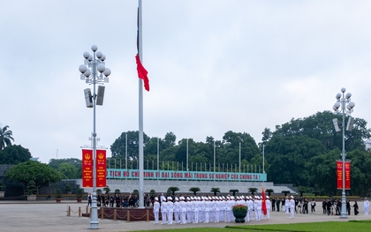 Người dân đứng trang nghiêm, xúc động chứng kiến Lễ thượng cờ rủ Quốc tang Tổng Bí thư Nguyễn Phú Trọng