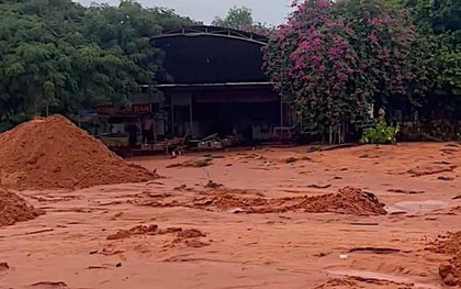 Lại sạt lở cát đỏ ở Phan Thiết, các phương tiện không thể di chuyển