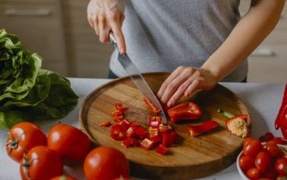 Cách làm dịu tay bỏng rát do dính ớt