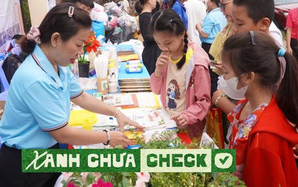 Người dân, học sinh TP.HCM gom rác để đổi quà: "Em mang giấy, túi nilon đến đây để đổi mấy cây bút"