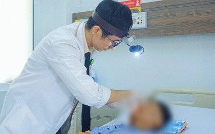 Thanh niên bị đâm dao vào mặt đứt nhiều động mạch, máu phun thành vòi