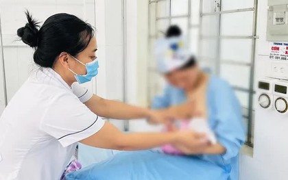 Sản phụ đẻ rơi trên đường tới viện, thai nhi ngôi ngược kẹt đầu trong cơ thể mẹ