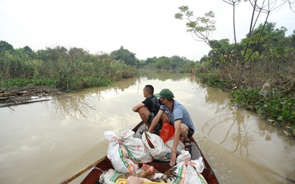 Bãi giữa sông Hồng ngập sâu, người dân đi chợ bằng thuyền