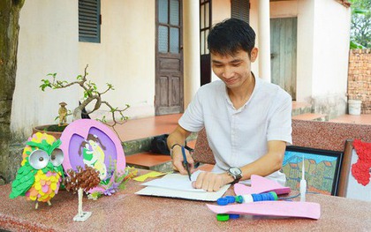 Chàng trai Bắc Ninh đi xin chậu vỡ, chai nhựa từ hàng xóm rồi tái chế thành đồ chơi cho trẻ nhỏ