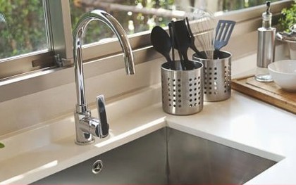 Lỗ tròn cạnh bồn rửa bát có tác dụng gì?