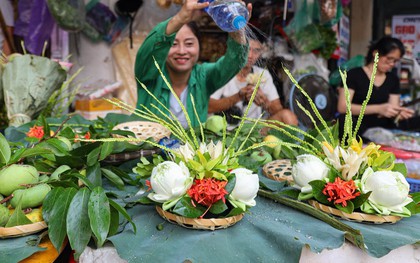 Chợ 'nhà giàu' Hà Nội đỏ lửa xuyên đêm nấu cỗ phục vụ khách rằm tháng 7