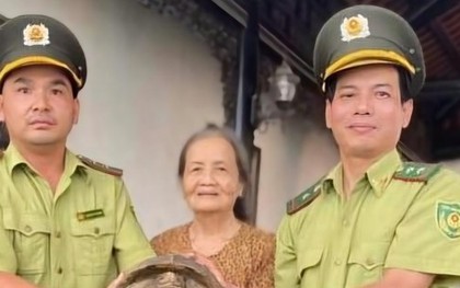 Phát hiện con vật lạ trong vườn, cụ bà đem giao nộp kiểm lâm mới biết là loài có tên trong Sách đỏ