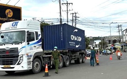 Xe container va chạm với xe máy khiến 2 cô cháu tử vong