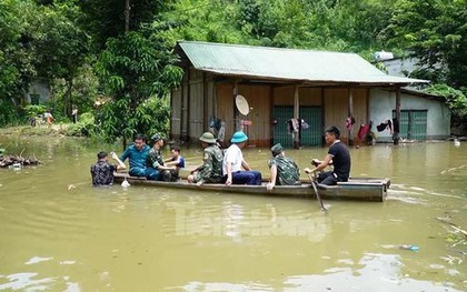 Yên Bái, Lào Cai: Mưa lớn, lũ lên, có nơi nước ngập sâu cả mét