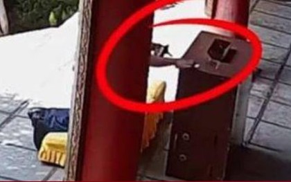 Thạc sỹ luật trộm tiền công đức bằng cách đổi mã QR
