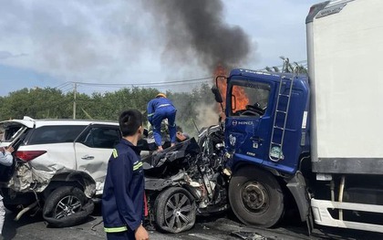 Tài xế xe tải khai gì sau khi khiến 8 phương tiện đâm nhau liên hoàn trên cầu Phú Mỹ, 3 xe bốc cháy?