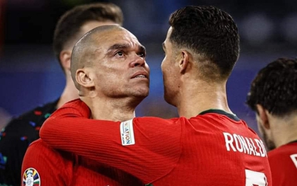 Pepe giải nghệ, Ronaldo xúc động không thành lời: Khoảnh khắc người đàn ông 41 tuổi tựa vai CR7 òa khóc như đứa trẻ chỉ còn là kỷ niệm