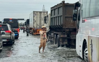 Cao tốc Pháp Vân ngập sâu, CSGT khuyến cáo ô tô dưới 10 chỗ quay đầu